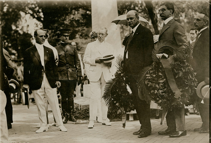 President Woodrow Wilson at the tomb of George Washington