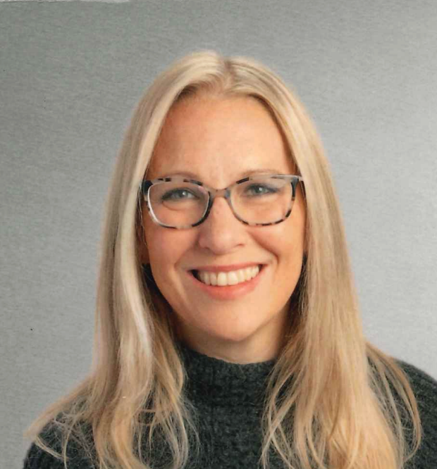Woman with blond hair and glasses