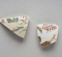 Polychrome overglaze Chinese export porcelain hollow teaware vessel.