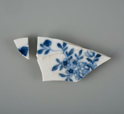 Chinese export porcelain saucer with floral motif.