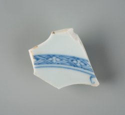 Chinese export porcelain plate base with blue trellis border.