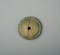 Bone button back with carved sunburst design