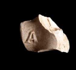 Tobacco pipe marked with ÒAÓ and ÒGÓ on either side of the heel. 