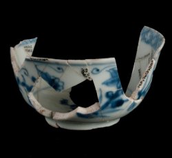 Painted underglaze Chinese export porcelain teabowl.