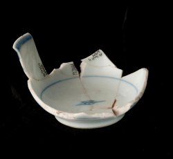 Painted underglaze Chinese export porcelain teabowl.