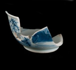Painted underglaze Chinese export porcelain teabowl.