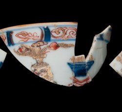 Imari teabowl, hundred antiquities decoration.