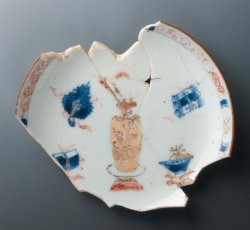 Chinese export porcelain Imari saucer, hundred antiquities decoration.