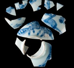 Chinese export porcelain teabowl, figure on a horse motif.