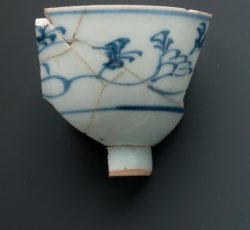 Chinese export porcelain teabowl, stylized garland motif.