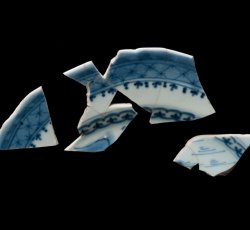 Chinese export porcelain plate with spearhead and trellis motif and scalloped rim.