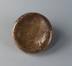 Two-piece round button with iron back.
