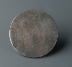 Flat disc, tombac button.