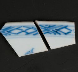 Porcelain flatware vessel.