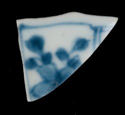 Porcelain teabowl with a molded rim.