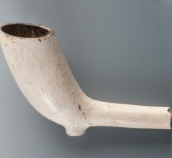 Tobacco pipe marked with ÒHÓ and ÒMÓ on either side of the heel.