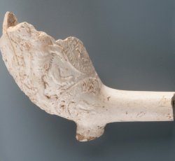 Tobacco pipe bowl with armorial decoration and heart-shaped heel stamped with the numeral Ò6Ó or Ò9Ó.