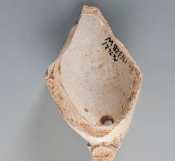 Tobacco pipe marked with ÒNÓ and ÒAÓ on either side of the heel. 