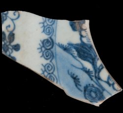 Chinese export porcelain plate, blue spearhead motif.