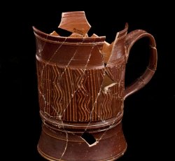 Nottingham stoneware zig-zag mug.