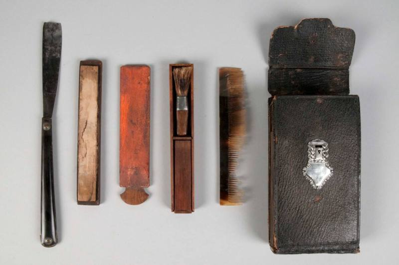 Traveling razor case