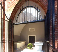 15-tomb-4.jpg