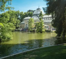 palacio-de-cristal-en-el-parque-del-retiro-madrid.jpeg