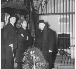 roosevelt_thomasqualters_churchill-jan-1-1942-3.jpg