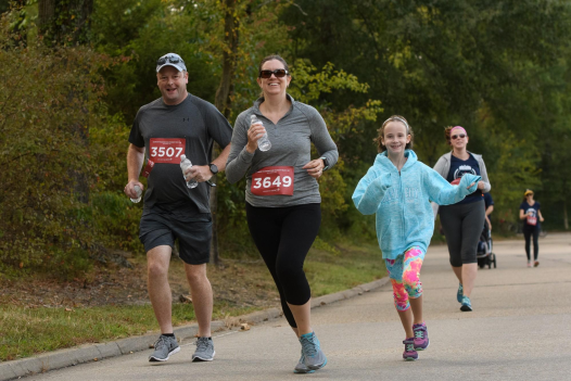 Family running in Patriot run 