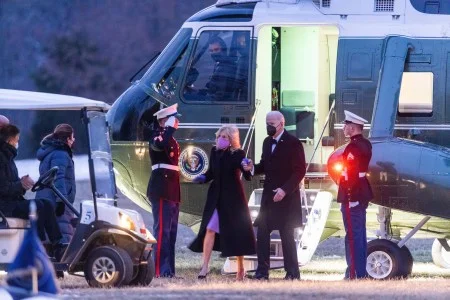 President and Dr. Biden exit Marine One at Mount Vernon (Jim Lo Scalzo/UPI/Shutterstock)