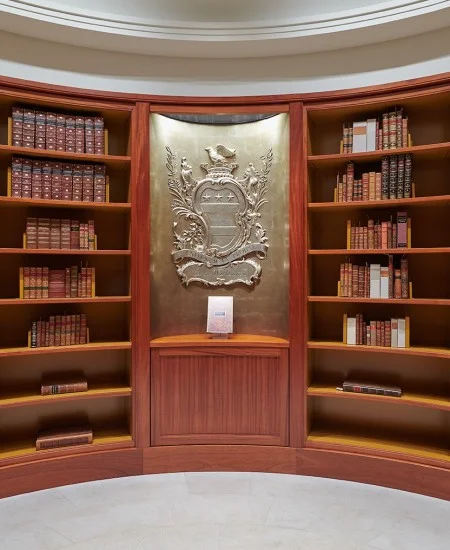 The Rare Books Suite includes an oval-shaped inner room that safeguards original books owned by George Washington, as well as duplicate editions of books from Washington’s library. The space also includes a six-foot-high pewter-toned rendition of Washington’s bookplate. (MVLA)