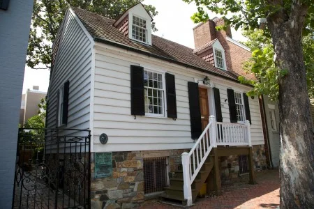 A reconstructed house on the location of Washington's townhouse in Alexandria, Virginia (MVLA)