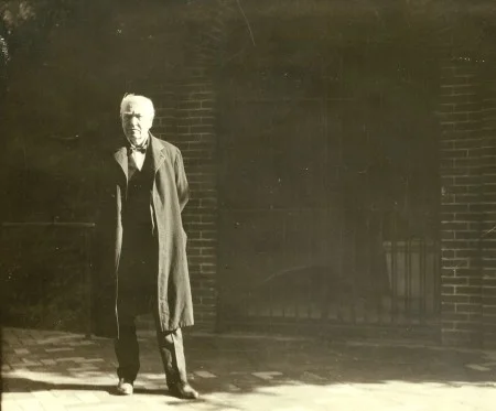 Thomas Edison at the Washingtons' tomb (MVLA)