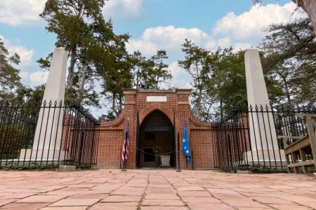 The Washingtons' Tomb. (MVLA)