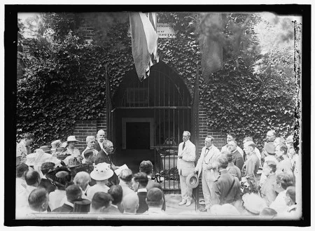 Washington's Tomb, Harris & Ewing, 1917, Library of Congress.