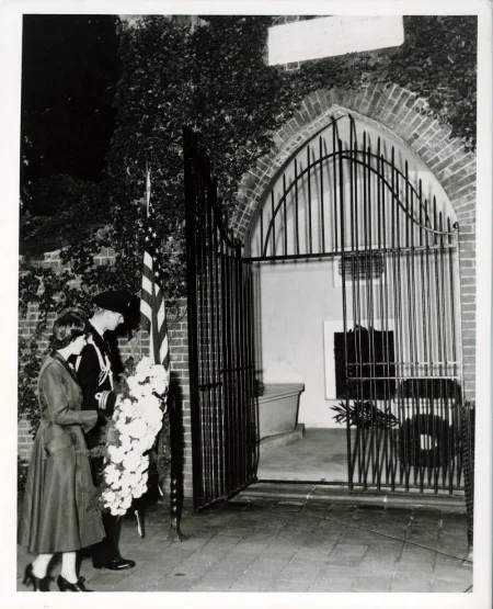 Princess Elizabeth and Prince Philip lay a wreath at Washington's tomb during their visit to Mount Vernon on November 1, 1951. (Mount Vernon Ladies' Association)