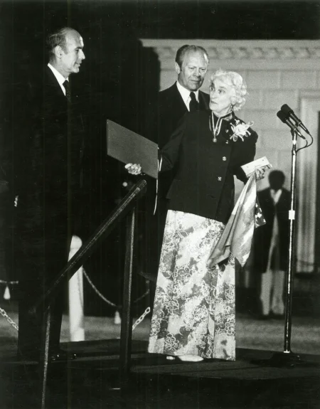 Mrs. Cooke with French President Valery Giscard d'Estaing at Mount Vernon in 1976. MVLA.