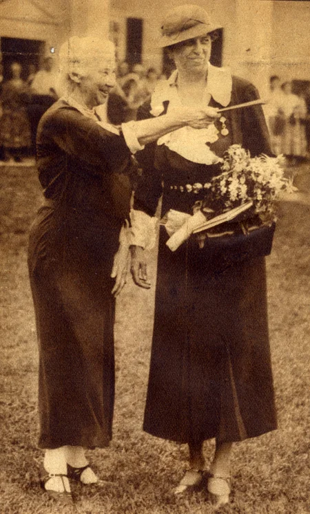 Mrs. Richards shows the estate to First Lady Eleanor Roosevelt in 1933. MVLA. 