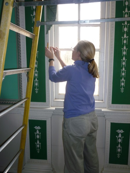 Dr. Susan L. Buck, conservator and leading specialist in the field of paint analysis, performs analysis in the New Room. (MVLA)