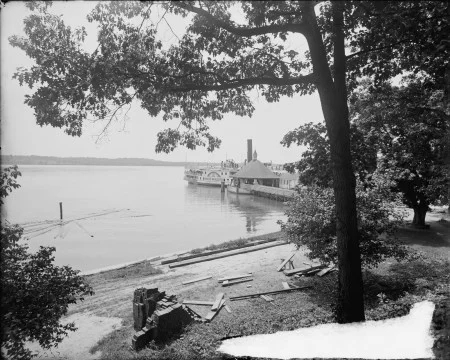 Steamer landing at Mount Vernon in 1915 (Detroit Publishing Co.)